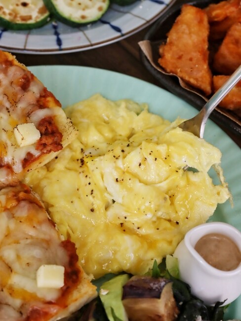 【台中食記】二訪森林系巷弄人氣早午餐『阿飛Brunch』鄰近火車站優良食材份量大,還是寵物友善喔!