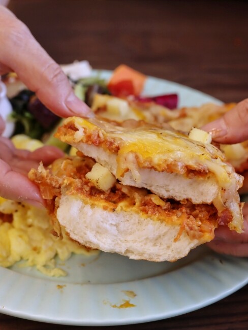 【台中食記】二訪森林系巷弄人氣早午餐『阿飛Brunch』鄰近火車站優良食材份量大,還是寵物友善喔!