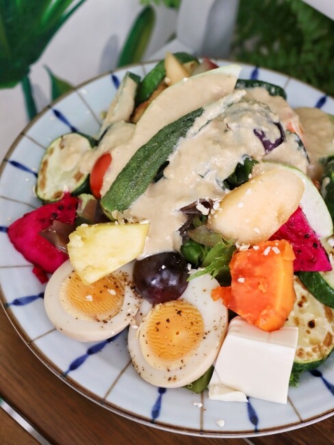 【台中食記】二訪森林系巷弄人氣早午餐『阿飛Brunch』鄰近火車站優良食材份量大,還是寵物友善喔!