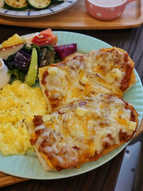 【台中食記】二訪森林系巷弄人氣早午餐『阿飛Brunch』鄰近火車站優良食材份量大,還是寵物友善喔!