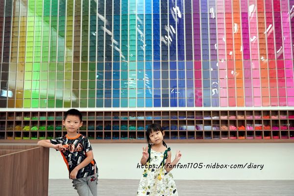 桃園龍潭【雄獅文具 想像力製造所】 #DIY手作 #創玩空間 #無拘束創意空間 #繽紛漸層色彩牆 #色彩漸層筆 #室內景點 #IG打卡景點  (15).JPG