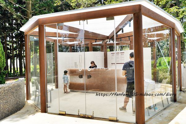 桃園龍潭【雄獅文具 想像力製造所】 #DIY手作 #創玩空間 #無拘束創意空間 #繽紛漸層色彩牆 #色彩漸層筆 #室內景點 #IG打卡景點  (3).JPG