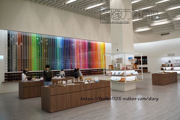 桃園龍潭【雄獅文具 想像力製造所】 #DIY手作 #創玩空間 #無拘束創意空間 #繽紛漸層色彩牆 #色彩漸層筆 #室內景點 #IG打卡景點  (30).JPG