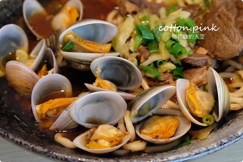 台中最狂牛肉麵就是這一家!超大碗公迦南海陸牛肉麵~大塊牛肉外加鮮蚵還有整片虱目魚