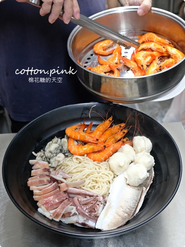 台中最狂牛肉麵就是這一家!超大碗公迦南海陸牛肉麵~大塊牛肉外加鮮蚵還有整片虱目魚