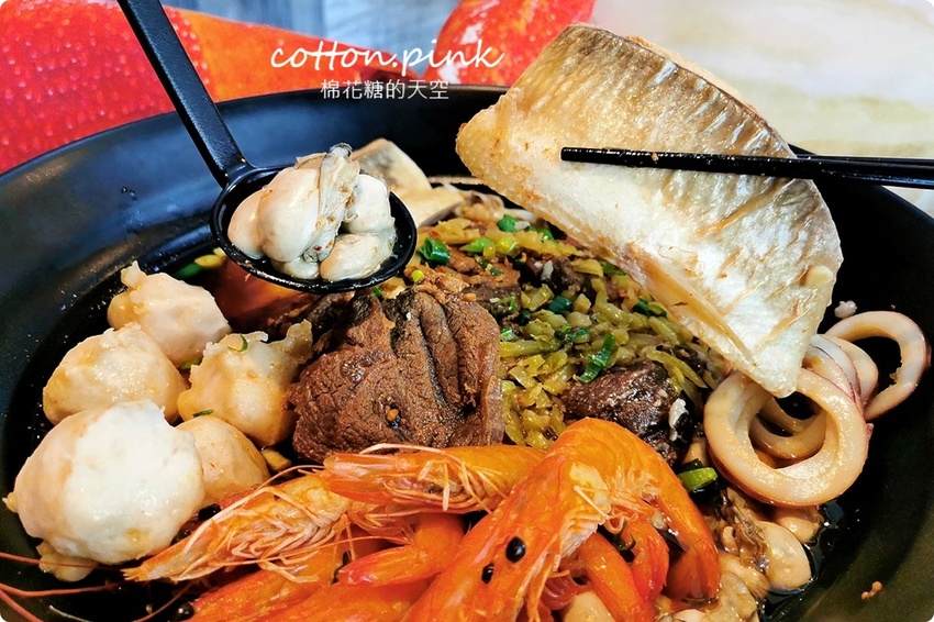 台中最狂牛肉麵就是這一家!超大碗公迦南海陸牛肉麵~大塊牛肉外加鮮蚵還有整片虱目魚