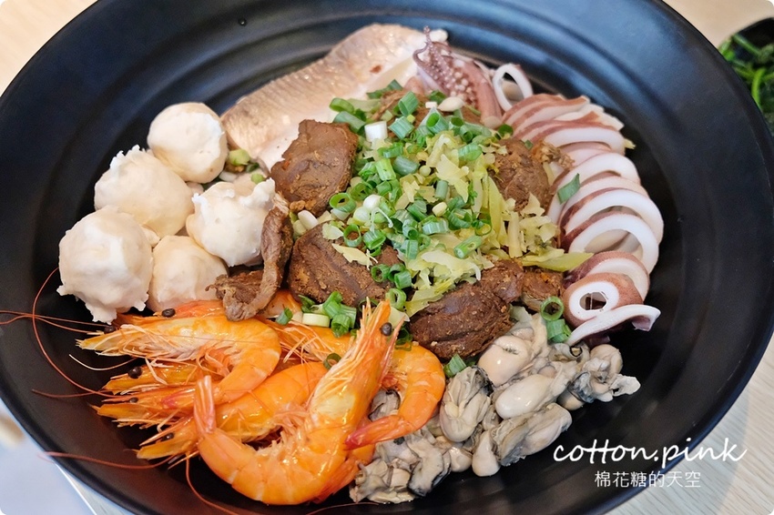 台中最狂牛肉麵就是這一家!超大碗公迦南海陸牛肉麵~大塊牛肉外加鮮蚵還有整片虱目魚