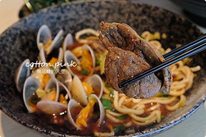 台中最狂牛肉麵就是這一家!超大碗公迦南海陸牛肉麵~大塊牛肉外加鮮蚵還有整片虱目魚