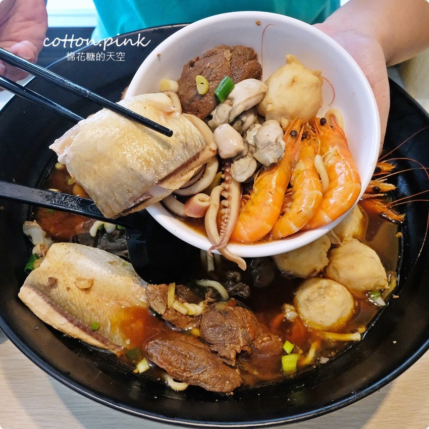 台中最狂牛肉麵就是這一家!超大碗公迦南海陸牛肉麵~大塊牛肉外加鮮蚵還有整片虱目魚