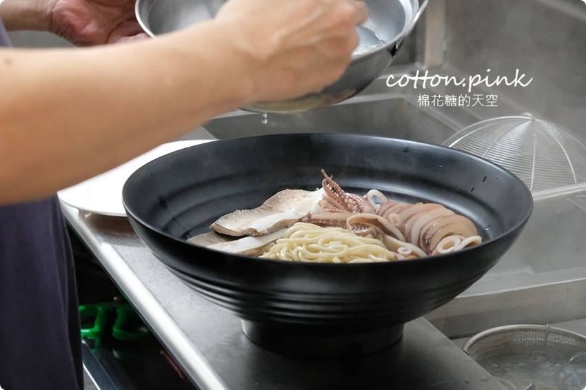 台中最狂牛肉麵就是這一家!超大碗公迦南海陸牛肉麵~大塊牛肉外加鮮蚵還有整片虱目魚