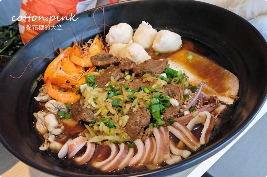 台中最狂牛肉麵就是這一家!超大碗公迦南海陸牛肉麵~大塊牛肉外加鮮蚵還有整片虱目魚