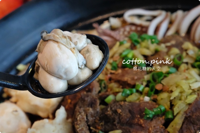 台中最狂牛肉麵就是這一家!超大碗公迦南海陸牛肉麵~大塊牛肉外加鮮蚵還有整片虱目魚