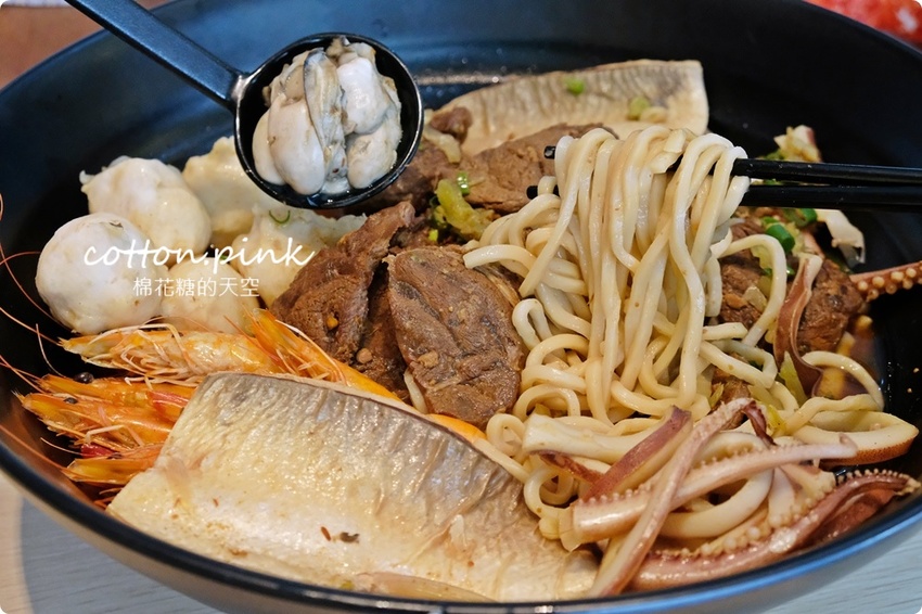 台中最狂牛肉麵就是這一家!超大碗公迦南海陸牛肉麵~大塊牛肉外加鮮蚵還有整片虱目魚