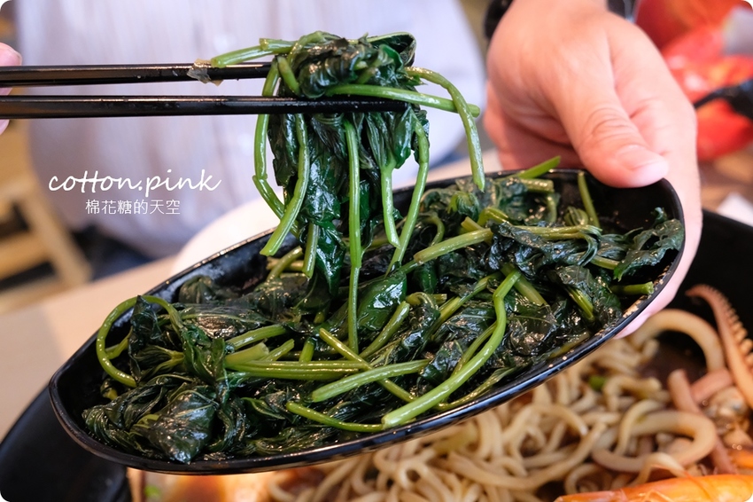 台中最狂牛肉麵就是這一家!超大碗公迦南海陸牛肉麵~大塊牛肉外加鮮蚵還有整片虱目魚