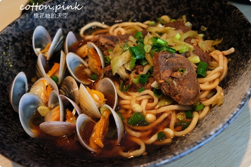 台中最狂牛肉麵就是這一家!超大碗公迦南海陸牛肉麵~大塊牛肉外加鮮蚵還有整片虱目魚