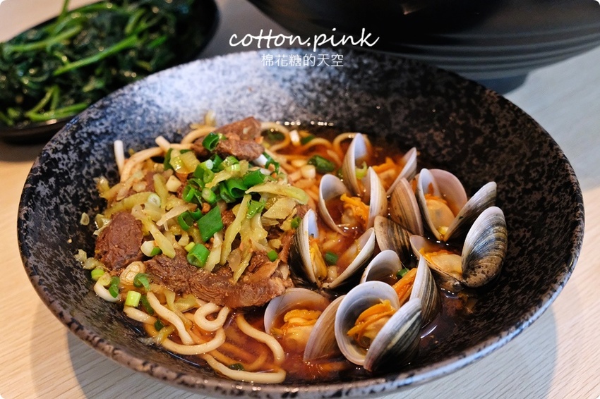 台中最狂牛肉麵就是這一家!超大碗公迦南海陸牛肉麵~大塊牛肉外加鮮蚵還有整片虱目魚