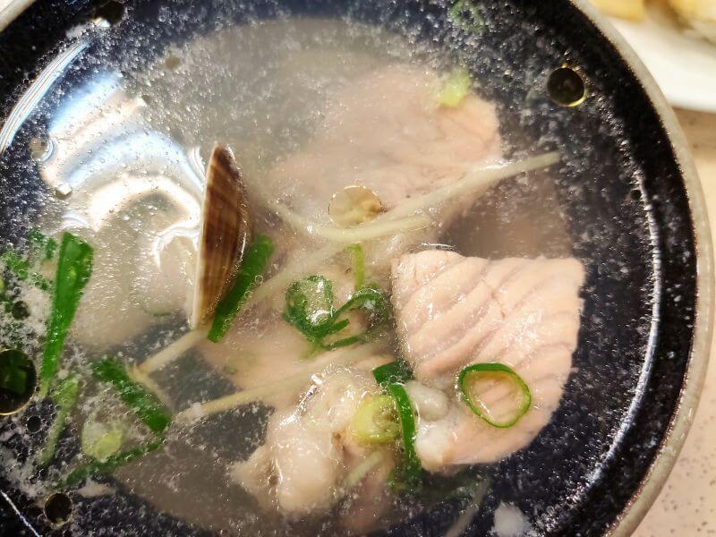 體育館根井壽司 鮭魚骨肉蛤蠣湯