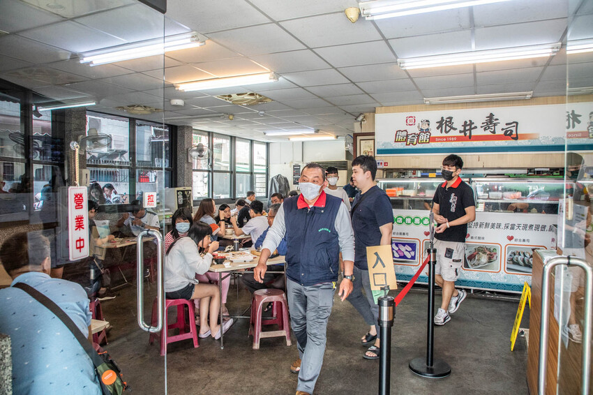 嘉義市東區體育館壽司/根井壽司｜還沒開門就大排長龍平價壽司店！生魚片握壽司六個只要百元出頭
