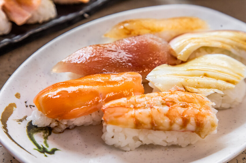 嘉義市東區體育館壽司/根井壽司｜還沒開門就大排長龍平價壽司店！生魚片握壽司六個只要百元出頭