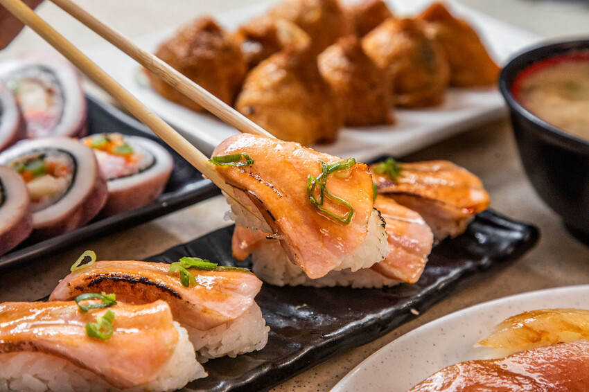 嘉義市東區體育館壽司/根井壽司｜還沒開門就大排長龍平價壽司店！生魚片握壽司六個只要百元出頭