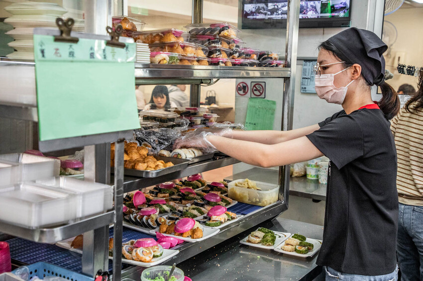嘉義市東區體育館壽司/根井壽司｜還沒開門就大排長龍平價壽司店！生魚片握壽司六個只要百元出頭