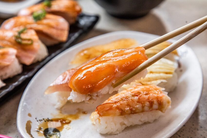 嘉義市東區體育館壽司/根井壽司｜還沒開門就大排長龍平價壽司店！生魚片握壽司六個只要百元出頭