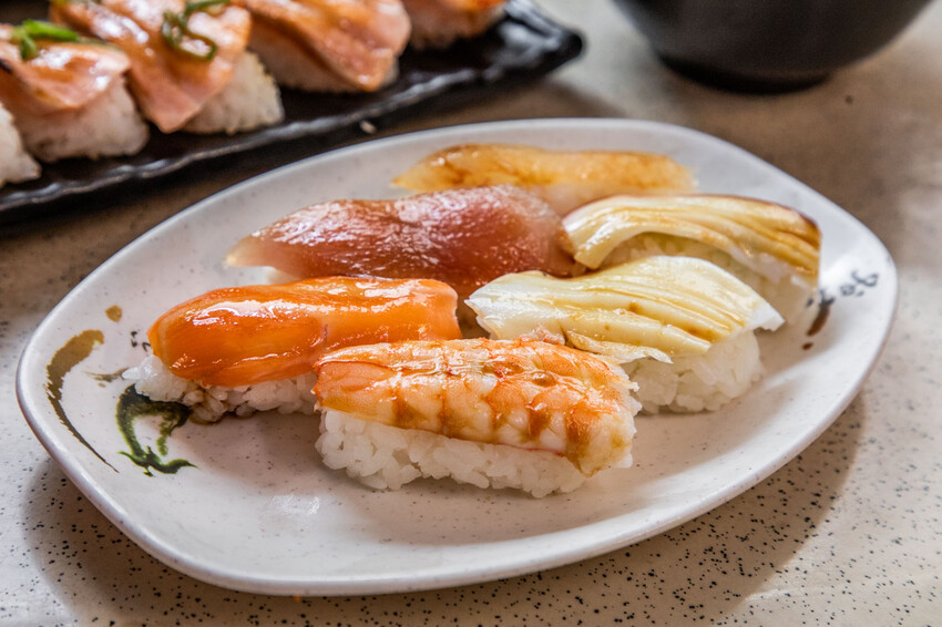 嘉義市東區體育館壽司/根井壽司｜還沒開門就大排長龍平價壽司店！生魚片握壽司六個只要百元出頭