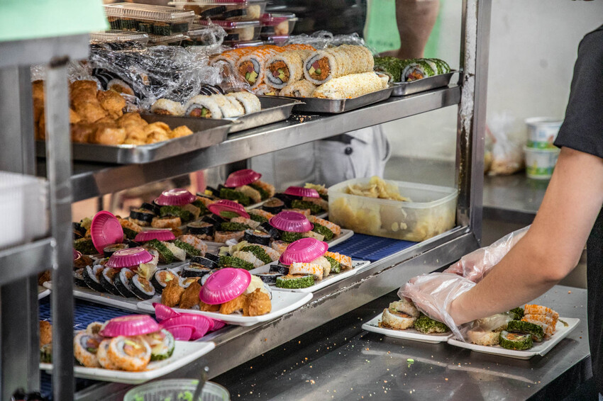 嘉義市東區體育館壽司/根井壽司｜還沒開門就大排長龍平價壽司店！生魚片握壽司六個只要百元出頭