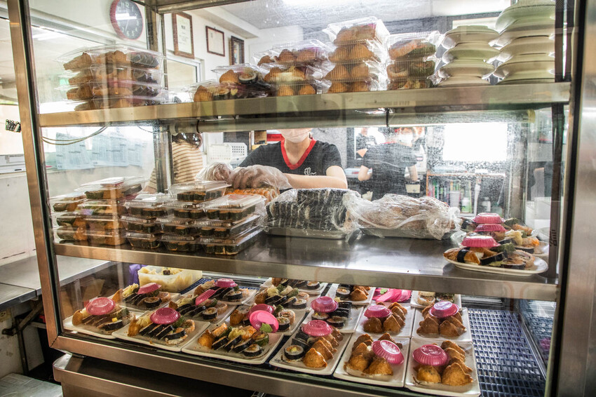 嘉義市東區體育館壽司/根井壽司｜還沒開門就大排長龍平價壽司店！生魚片握壽司六個只要百元出頭