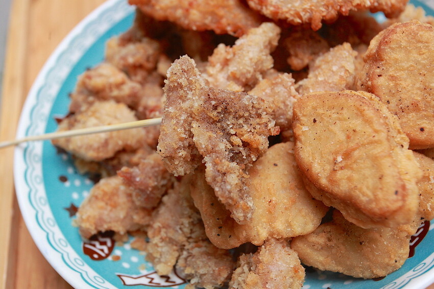 台南市南區吃。台南市｜南區。「灣裡薯條脆肉店」飄香30幾年超人氣排隊路邊攤位，超高CP值炸豬排每片15元、脆肉每份35