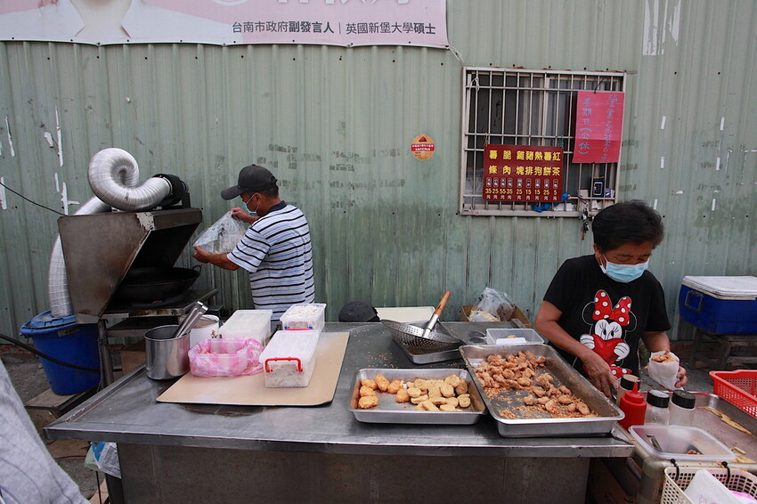 台南市南區吃。台南市｜南區。「灣裡薯條脆肉店」飄香30幾年超人氣排隊路邊攤位，超高CP值炸豬排每片15元、脆肉每份35