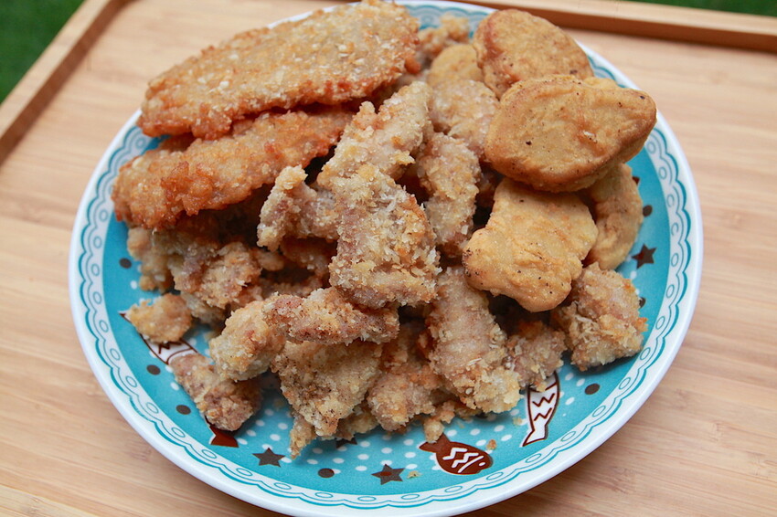 台南市南區吃。台南市｜南區。「灣裡薯條脆肉店」飄香30幾年超人氣排隊路邊攤位，超高CP值炸豬排每片15元、脆肉每份35