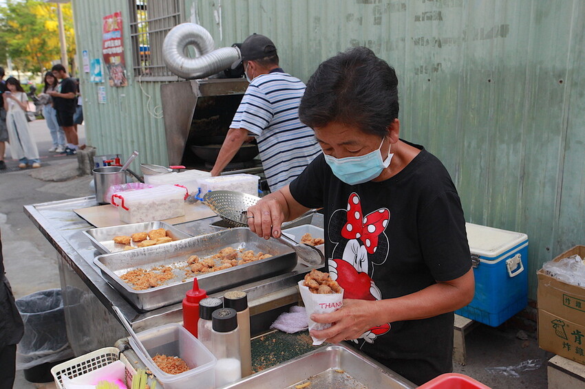 台南市南區吃。台南市｜南區。「灣裡薯條脆肉店」飄香30幾年超人氣排隊路邊攤位，超高CP值炸豬排每片15元、脆肉每份35