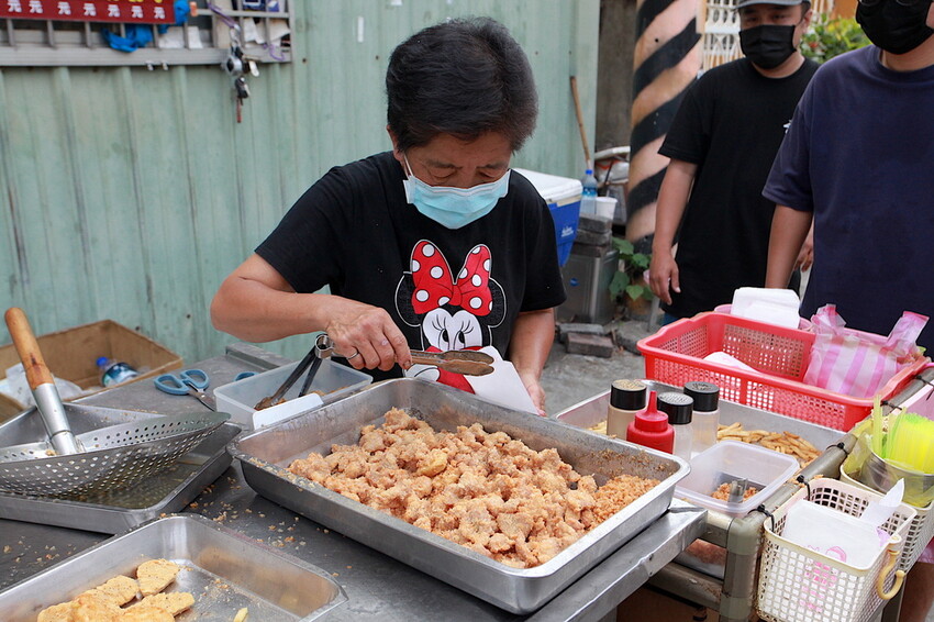 台南市南區吃。台南市｜南區。「灣裡薯條脆肉店」飄香30幾年超人氣排隊路邊攤位，超高CP值炸豬排每片15元、脆肉每份35