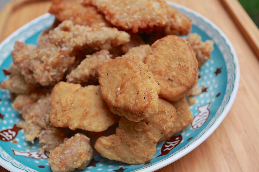 台南市南區吃。台南市｜南區。「灣裡薯條脆肉店」飄香30幾年超人氣排隊路邊攤位，超高CP值炸豬排每片15元、脆肉每份35