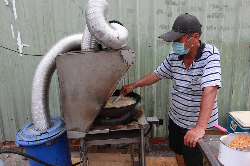 台南市南區吃。台南市｜南區。「灣裡薯條脆肉店」飄香30幾年超人氣排隊路邊攤位，超高CP值炸豬排每片15元、脆肉每份35