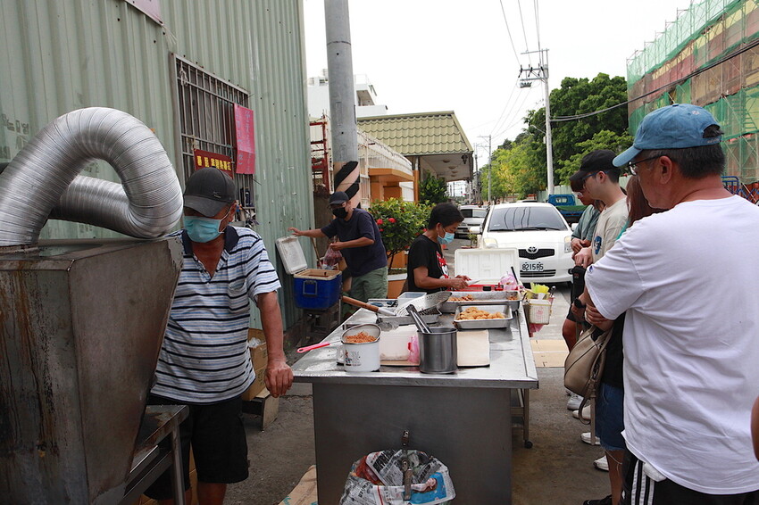 台南市南區吃。台南市｜南區。「灣裡薯條脆肉店」飄香30幾年超人氣排隊路邊攤位，超高CP值炸豬排每片15元、脆肉每份35