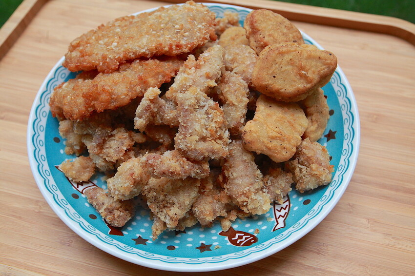 台南市南區吃。台南市｜南區。「灣裡薯條脆肉店」飄香30幾年超人氣排隊路邊攤位，超高CP值炸豬排每片15元、脆肉每份35