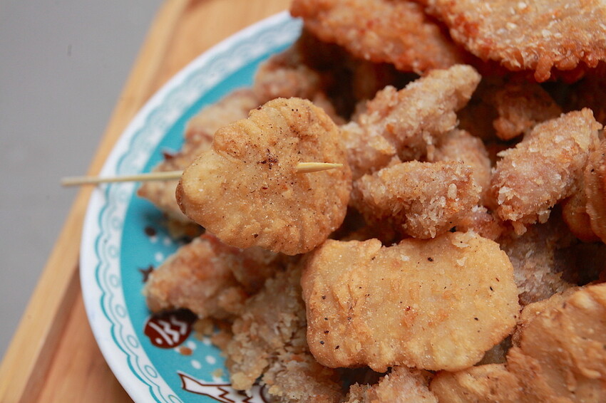 台南市南區吃。台南市｜南區。「灣裡薯條脆肉店」飄香30幾年超人氣排隊路邊攤位，超高CP值炸豬排每片15元、脆肉每份35