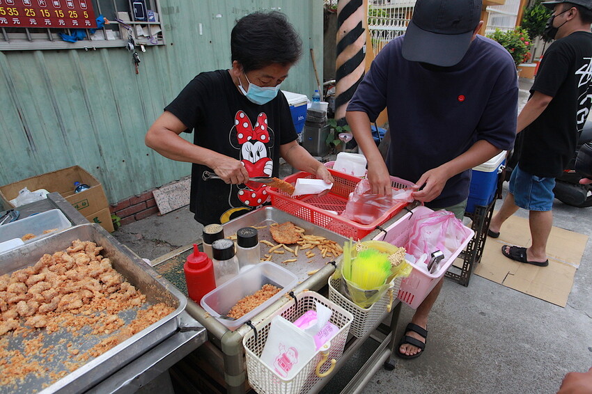 台南市南區吃。台南市｜南區。「灣裡薯條脆肉店」飄香30幾年超人氣排隊路邊攤位，超高CP值炸豬排每片15元、脆肉每份35