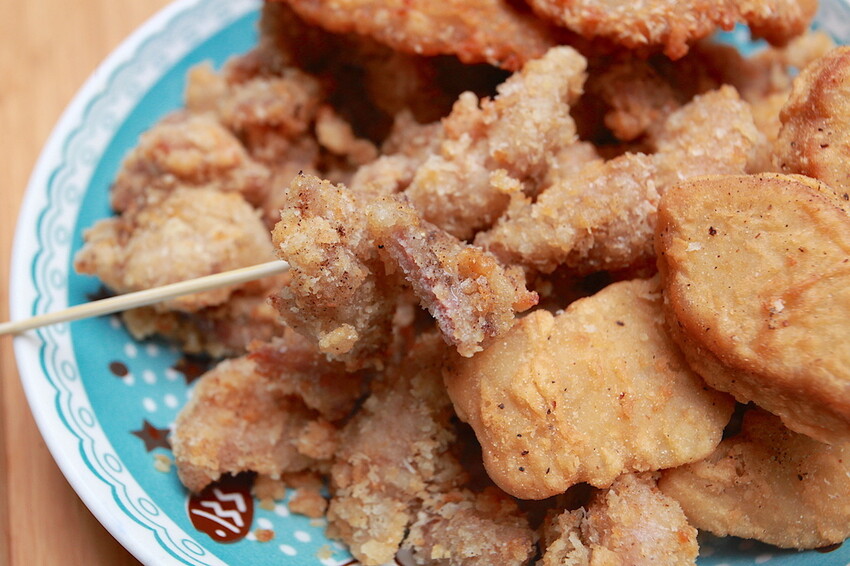 台南市南區吃。台南市｜南區。「灣裡薯條脆肉店」飄香30幾年超人氣排隊路邊攤位，超高CP值炸豬排每片15元、脆肉每份35