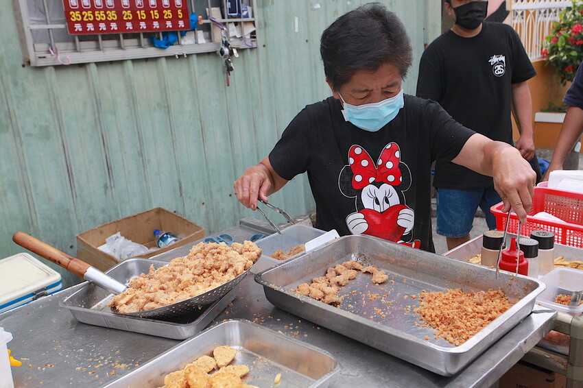 台南市南區吃。台南市｜南區。「灣裡薯條脆肉店」飄香30幾年超人氣排隊路邊攤位，超高CP值炸豬排每片15元、脆肉每份35