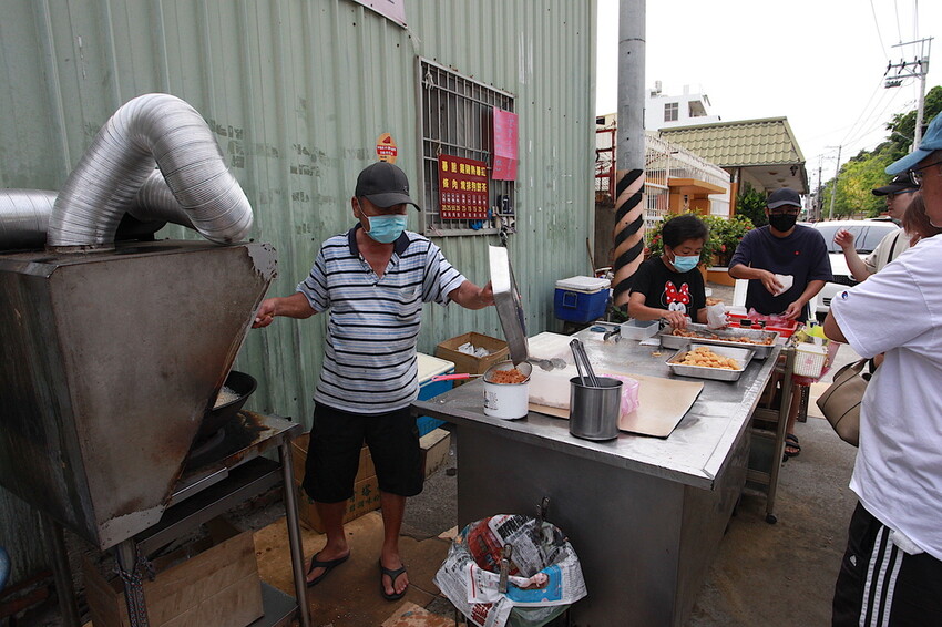 台南市南區吃。台南市｜南區。「灣裡薯條脆肉店」飄香30幾年超人氣排隊路邊攤位，超高CP值炸豬排每片15元、脆肉每份35