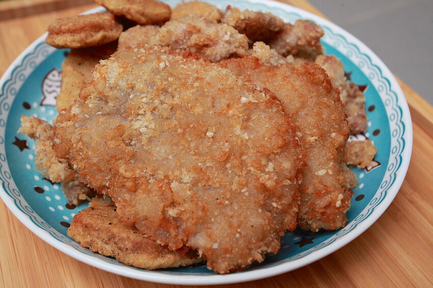 台南市南區吃。台南市｜南區。「灣裡薯條脆肉店」飄香30幾年超人氣排隊路邊攤位，超高CP值炸豬排每片15元、脆肉每份35