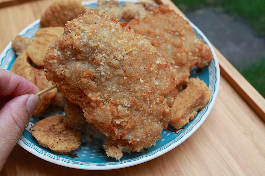 台南市南區吃。台南市｜南區。「灣裡薯條脆肉店」飄香30幾年超人氣排隊路邊攤位，超高CP值炸豬排每片15元、脆肉每份35