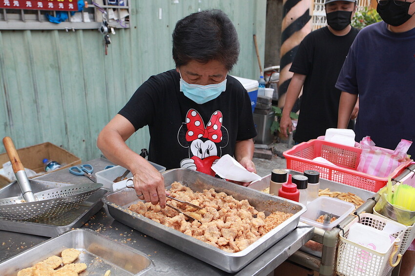 台南市南區吃。台南市｜南區。「灣裡薯條脆肉店」飄香30幾年超人氣排隊路邊攤位，超高CP值炸豬排每片15元、脆肉每份35