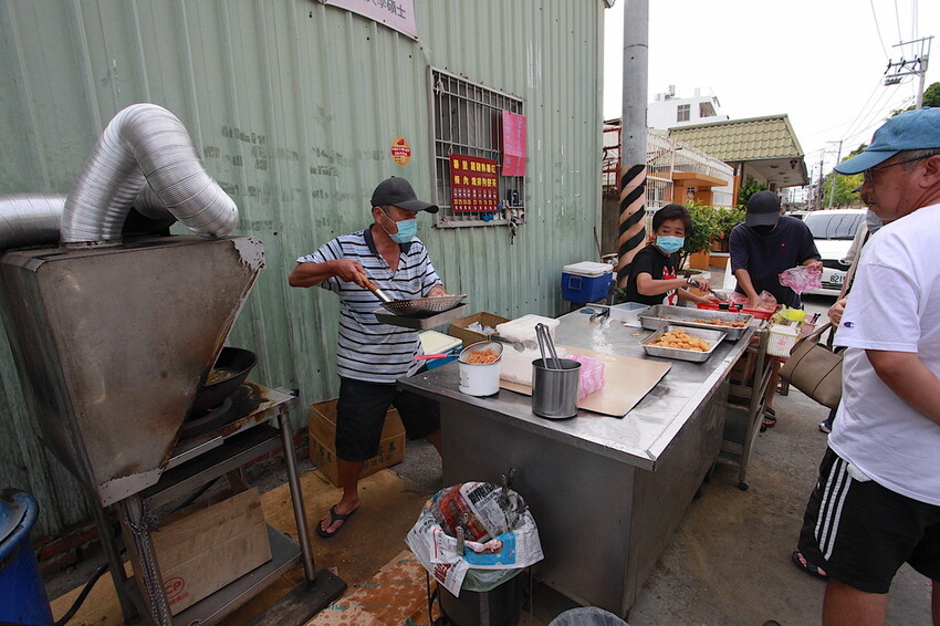台南市南區吃。台南市｜南區。「灣裡薯條脆肉店」飄香30幾年超人氣排隊路邊攤位，超高CP值炸豬排每片15元、脆肉每份35
