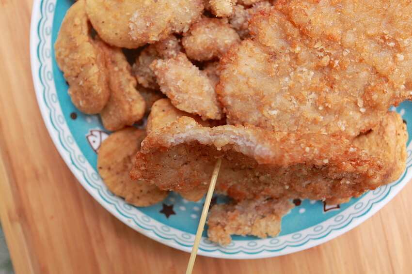 台南市南區吃。台南市｜南區。「灣裡薯條脆肉店」飄香30幾年超人氣排隊路邊攤位，超高CP值炸豬排每片15元、脆肉每份35