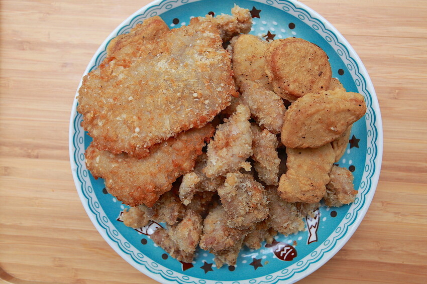 台南市南區吃。台南市｜南區。「灣裡薯條脆肉店」飄香30幾年超人氣排隊路邊攤位，超高CP值炸豬排每片15元、脆肉每份35