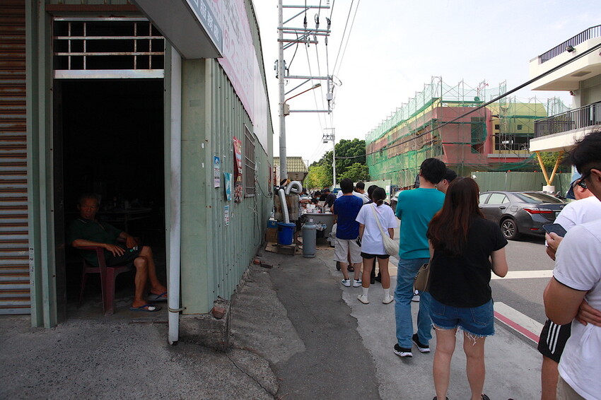 台南市南區吃。台南市｜南區。「灣裡薯條脆肉店」飄香30幾年超人氣排隊路邊攤位，超高CP值炸豬排每片15元、脆肉每份35